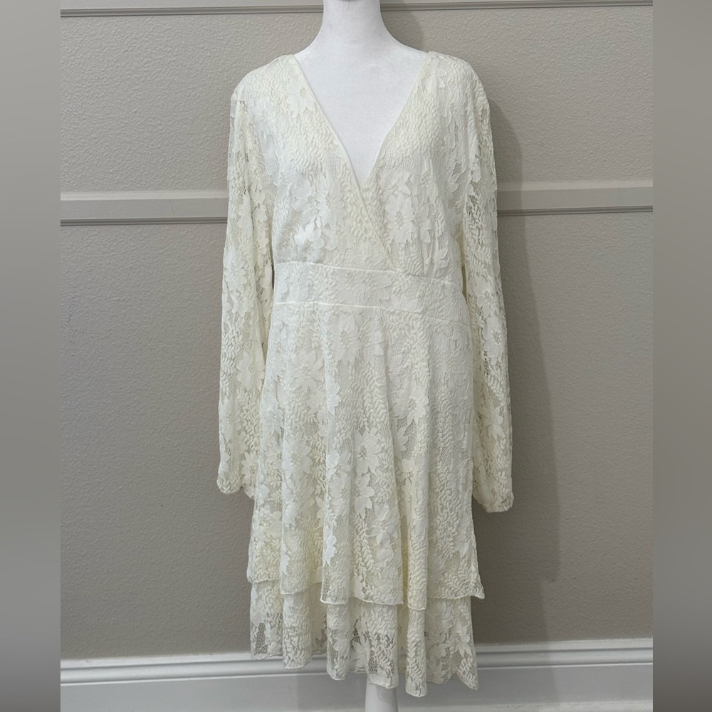 Ivory Lace V- Neck Dreaa